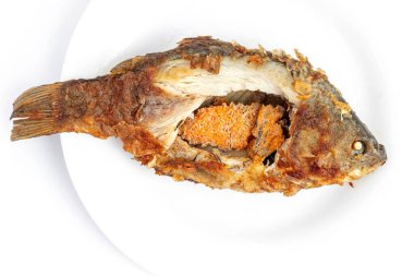 Beyaz tabakta havyarlı kızarmış sazan balığı manzarası.