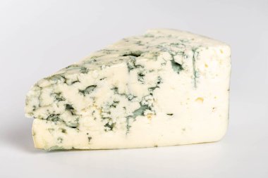 Küflü parça peynir.