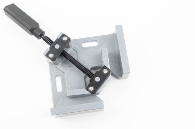 Kopya alanı ile beyaz arkaplanda köşe klempi