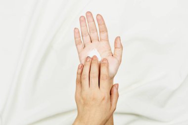 El kremi süren genç bir kadın.