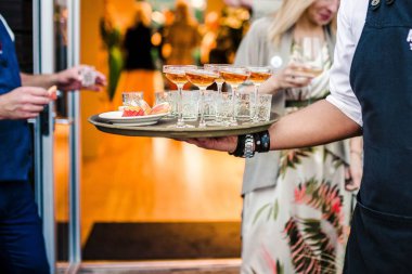 Garson Votka ve konyak servisi yapıyor.