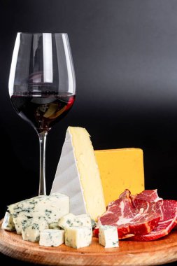 Lezzetli aperatif ve bir bardak kırmızı şarap.