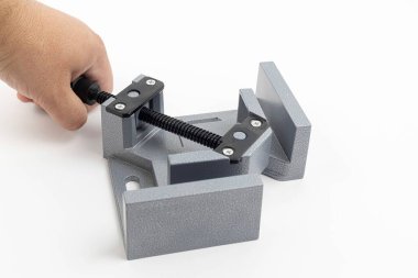 Beyaz arkaplanda köşe klempi