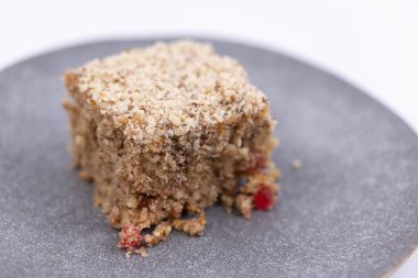 Elmalı turta dilimi ve rendelenmiş fındık.