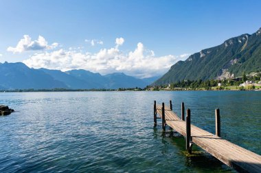 Güzel göl kıyısında ahşap iskele Geneva Chillon kalesinin yanında