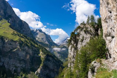 Vaud kantonundaki İsviçre dağlarındaki destansı uçurum sütunları