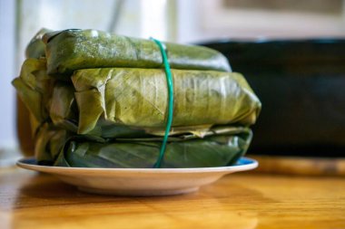 Nem Chua 'nın Kapanışı - Vietnamlı Mayalanmış Domuz Platosu Yuvarlanıyor