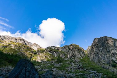 Grande Dixence Barajı yakınlarında oyukları olan keskin uçurumlar