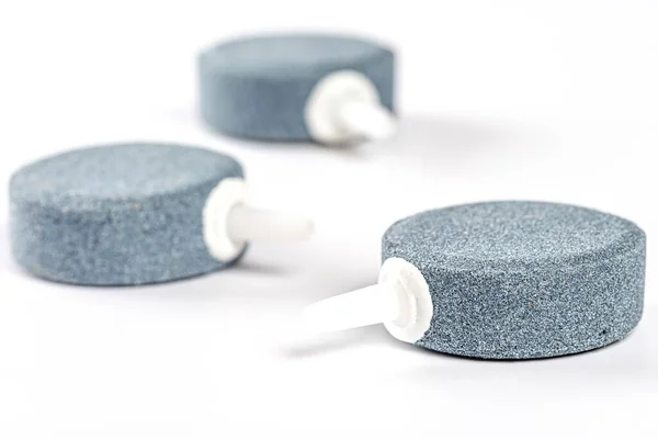 Akvaryumdaki oksijeni arttırmak için hava taşı.