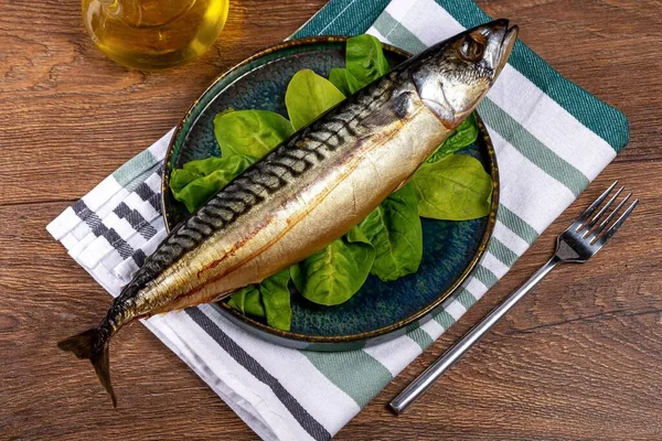 Smoked Mackerel Spinach Leaves Plate Wooden Backg — Stockfoto