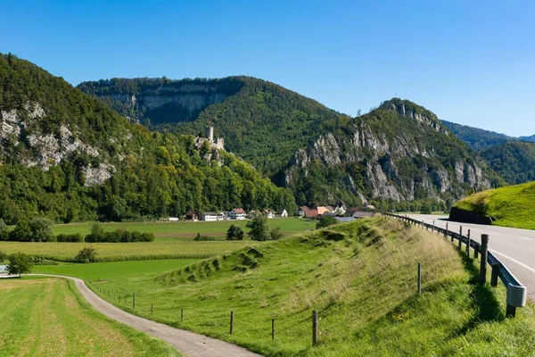 Neu Bechburg Şatosu İsviçre kırsalındaki tepenin üstünde yolun yanında.