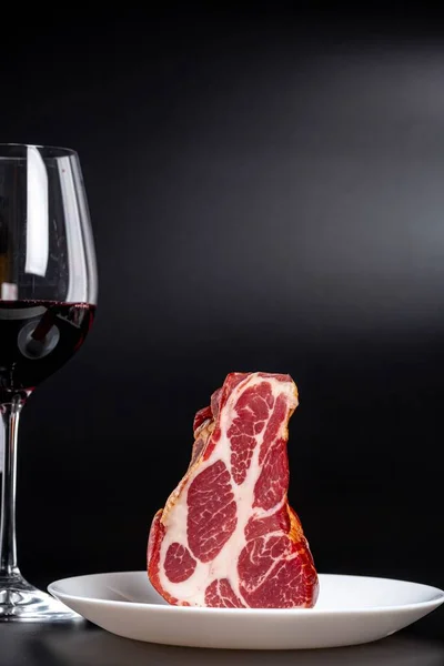 Carne Fumada Seca Com Copo Vinho Tinto — Fotografia de Stock