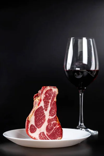 Fumado Jerky Com Copo Vinho Tinto Preto — Fotografia de Stock