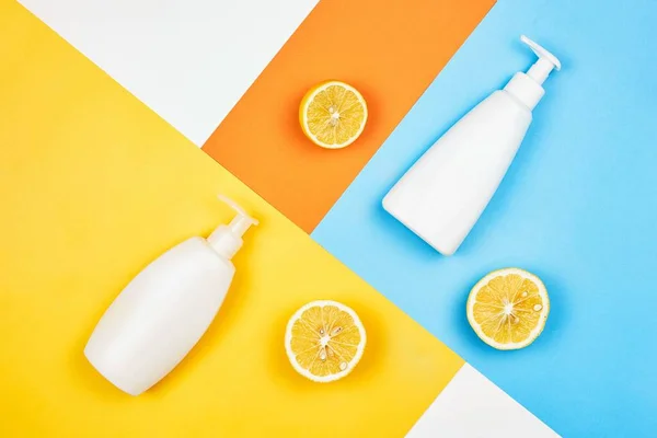 Limon bazlı duş jeli ya da sabun kremi şişeleri.