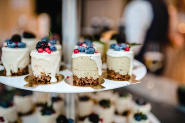 Yaban mersinli düğün peynirli kek