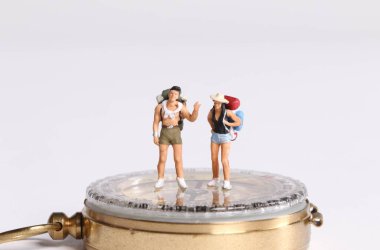 Minyatür gezginler Compas 'ın üzerinde duruyorlar