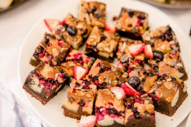 Çilekli çikolatalı turta, böğürtlenli ve yaban mersinli.