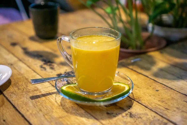 Orangen Tee Mit Zimt Einer Glastasse Mit Pflanzen Hintergr — Stock Photo, Image