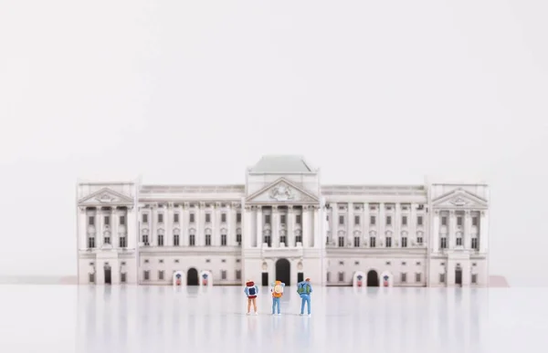 Миниатюрные Путешественники Стоящие Перед Букингемским Дворцом — стоковое фото