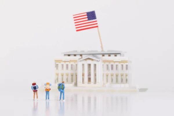 Miniature Travelers Stading Front White House White — Stock Photo, Image