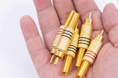 Elinde RCA Golden Audio Video Bağlayıcıları