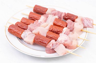 Çiğ tavuk ve domuz etli kebap.