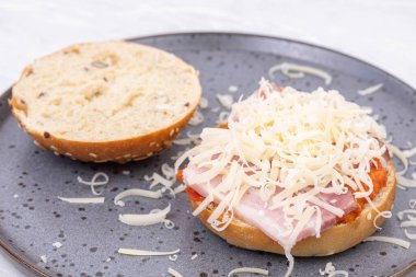 Pastırmalı sandviç Paprika yayıldı ve rendelendi.