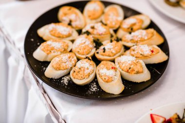 Pesto Parmesan the Black Dish 'te servis edilir.