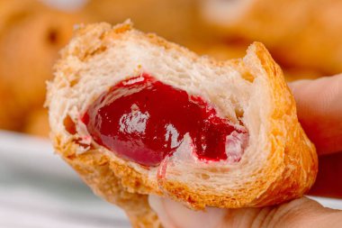 Yakın plan, kiraz reçelli kruvasan.