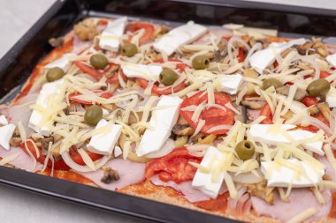 Ev yapımı sebzeler. Kepekli pizza.