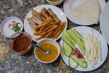 Avokado Kokosnuss Eiscreme Mandelblattchen im Glas