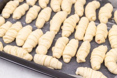 Çiğ hamur Rolls pişirmeye hazır