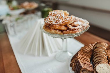 Farklı Tatlı Atıştırmalıkları, İştah açıcı, Servis Masasında Ekmek