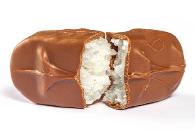 İçinde hindistan cevizi taneleri olan kırık çikolata.