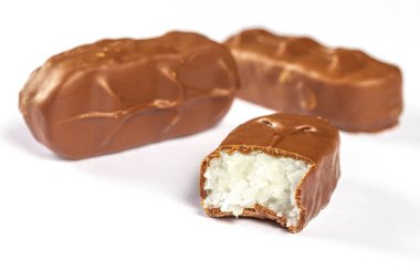 Çikolatalı hindistan cevizi parçacıklı şeker.