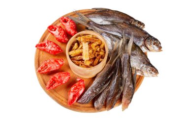 Tahta yuvarlak tahta tahta üzerinde bira aperatifleri.