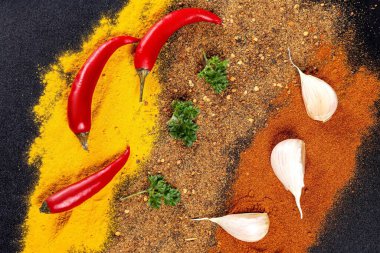 Taze sarımsak, maydanoz ve ch ile farklı renklerde kuru baharatlar.