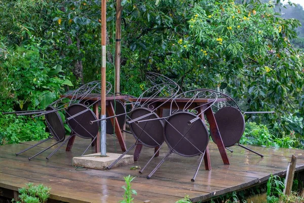 Zahradní Židle Opírající Dřevěné Stoly Venkovní Prostor — Stock fotografie