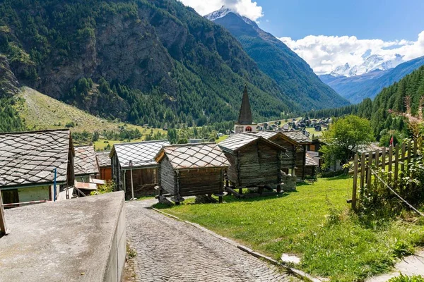 Small Authentic Swiss Wooden Sheds Pillars Valley Village — Stock fotografie