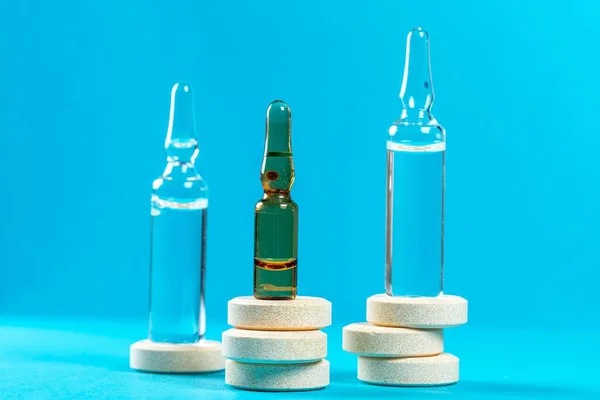 Glasampullen Mit Großen Runden Pillen Auf Blauem Hintergrund — Stockfoto