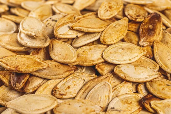 Kavrulmuş kabak çekirdeği arka planı, yakın plan.