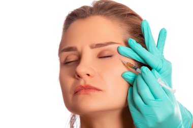 Kozmetik enjeksiyon ulaşıyor çekici genç kadının portresi