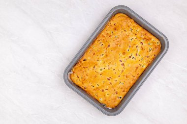 Jambonlu ve turşulu fırınlanmış turta manzarası