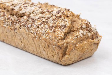 Beyaz arkaplandan izole edilmiş taze ev yapımı ekmek