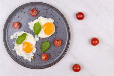 Çilekli domates ve fesleğenli sahanda yumurta.