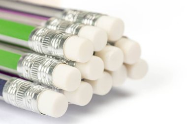 Yakın plan, kalemlerdeki silgiler.