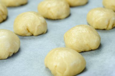 Ev yapımı hamburger ve sosisli sandviç.