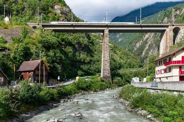 Swiss Train Speeding Old Tall Brick Bridge — Stock fotografie
