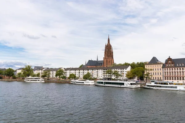 View Frankfurt Cathedral Bank River Main — стокове фото