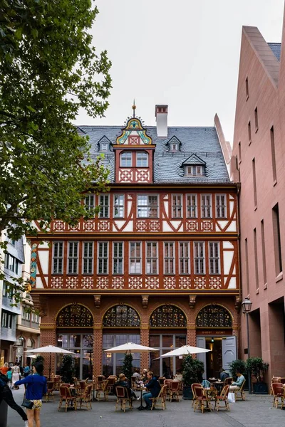 Krásný Starý Dřevěný Dům Kavárnou Blízkosti Frankfurtské Katedrály — Stock fotografie